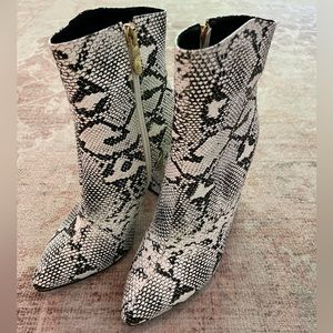 Snakeskin boots- size 6 - super cute!